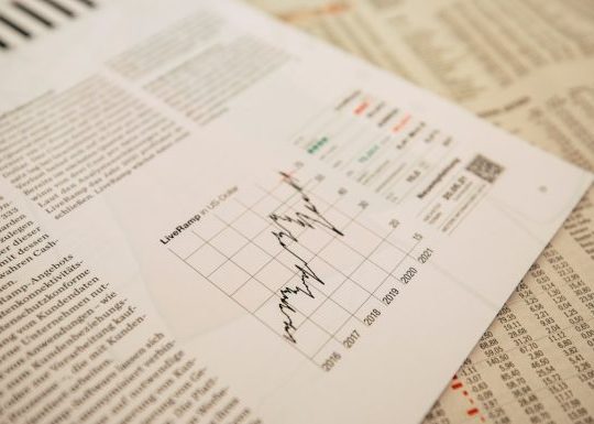 How can online tools help with tracking and analyzing website traffic?
