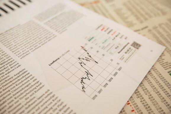 How can online tools help with tracking and analyzing website traffic?